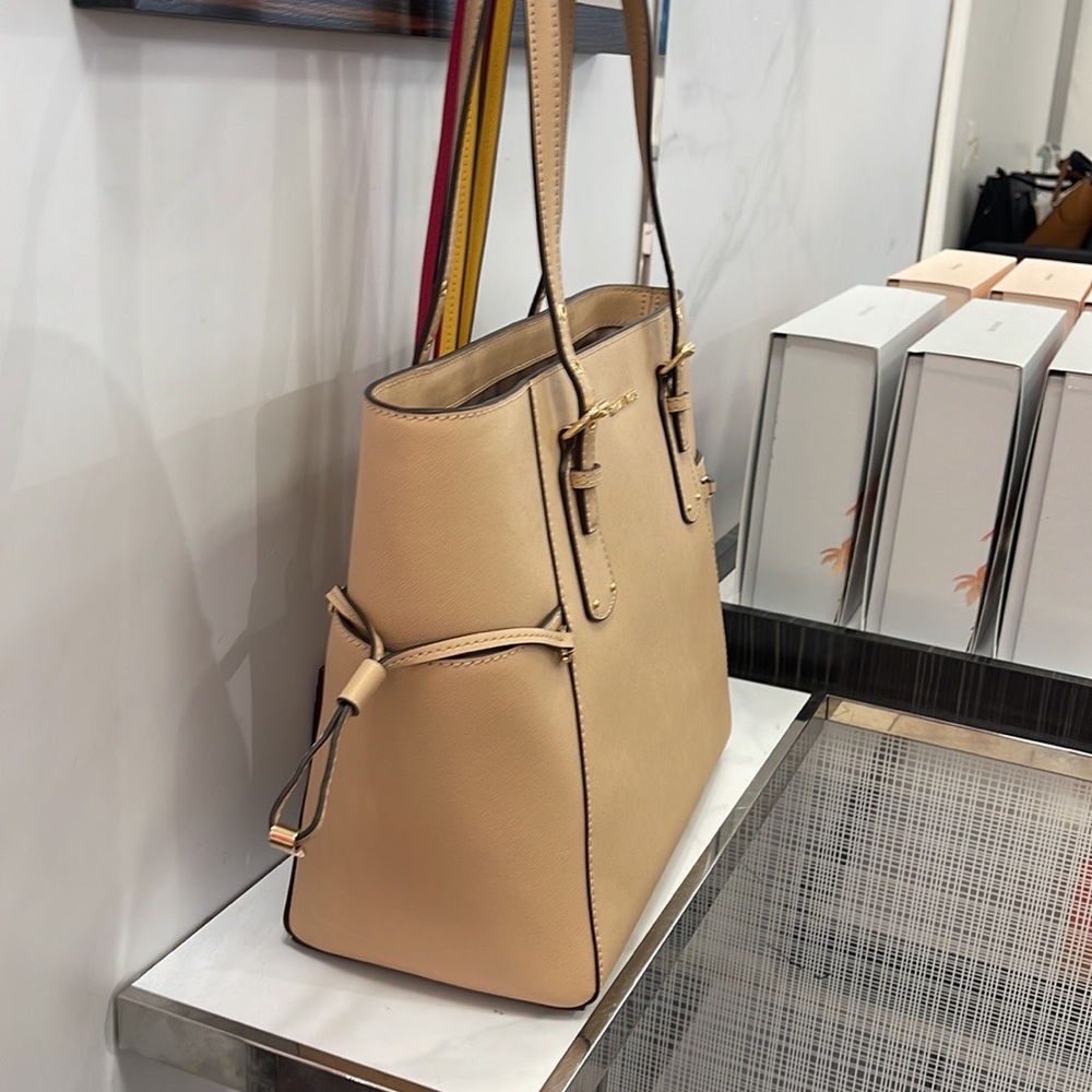 Michael Kors Voyager Small Saffiano Leather Tote Bag
30H1GV6T4T
NWT
OYSTER - Picture 4 of 16